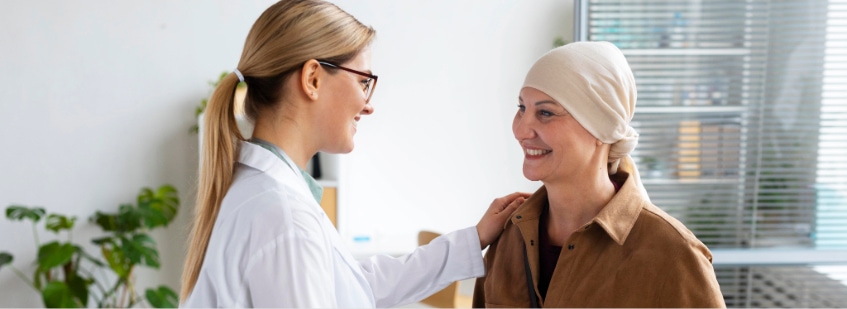 Doctora con paciente con cáncer