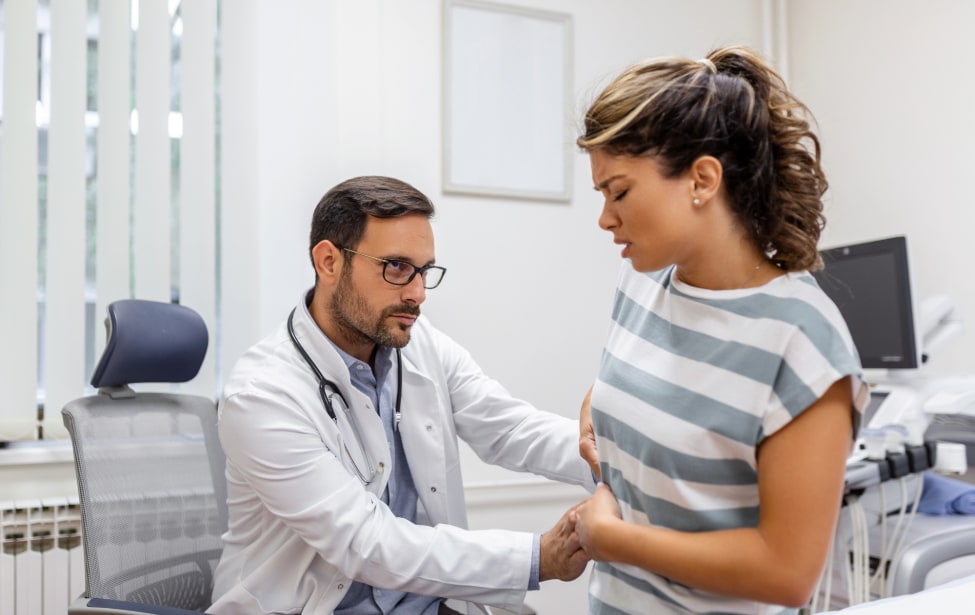 Doctor examinando paciente